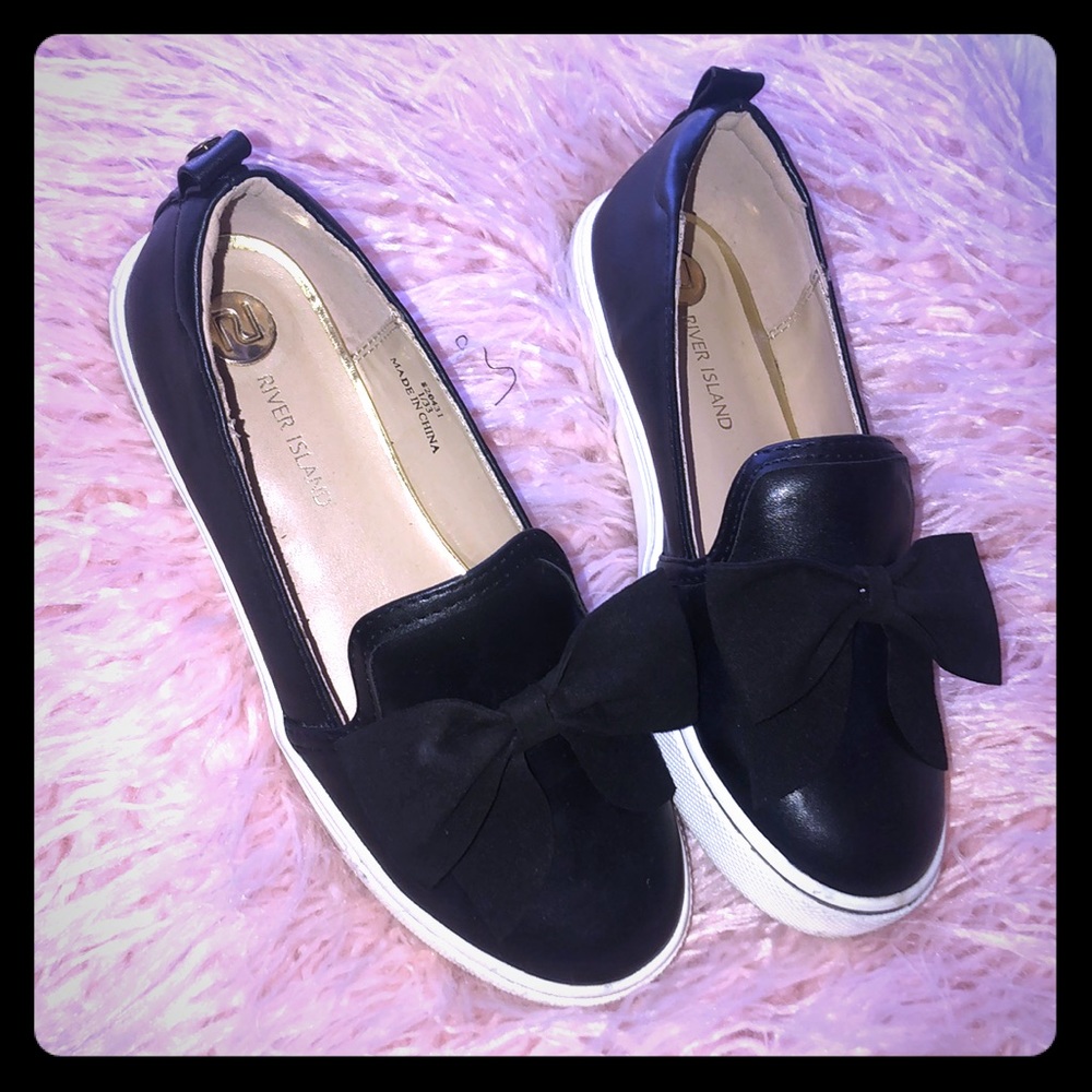 Girls Black Plimsolls with bow